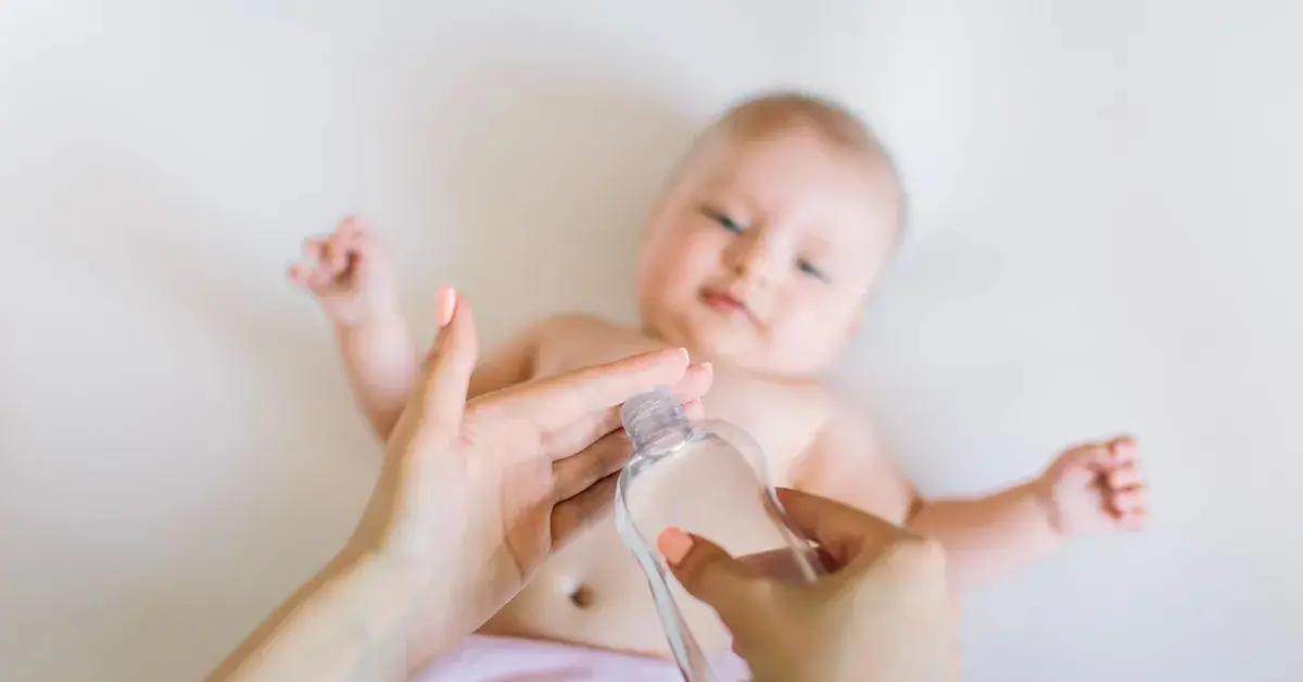 BEST BABY OIL GUIDE FOR NEWBORNS (SAFE + COMPLETE PARENT GUIDE)